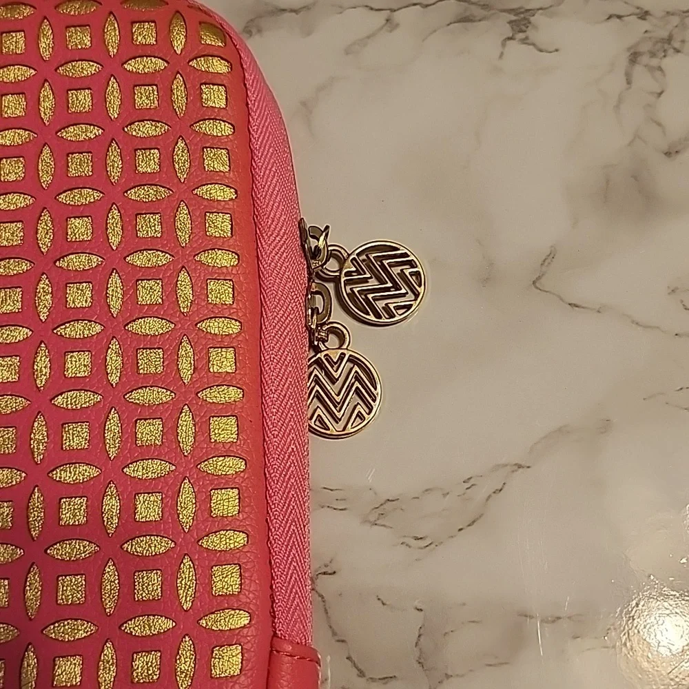 Fashionation duchess pink and gold 10.2 tablet or laptop sleeve